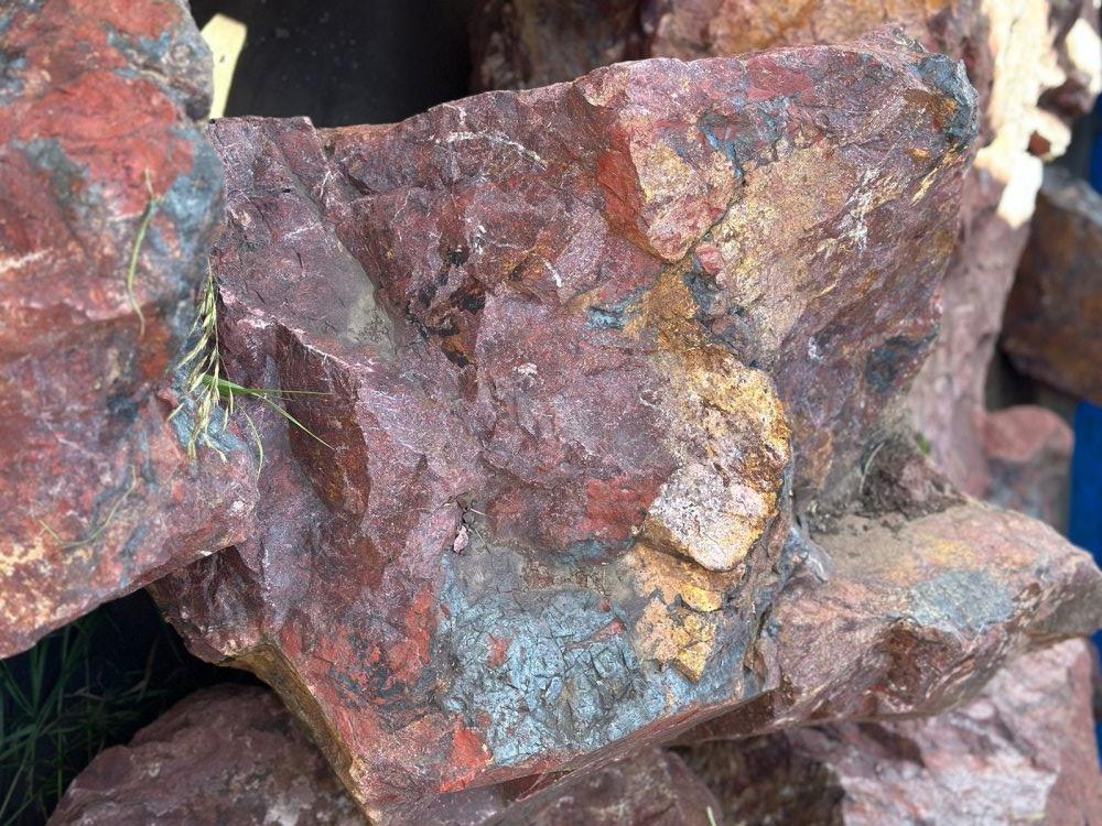 Камни для ландшафтного дизайна красно-фиолетовые 10-60 килограмм купить в Миассе