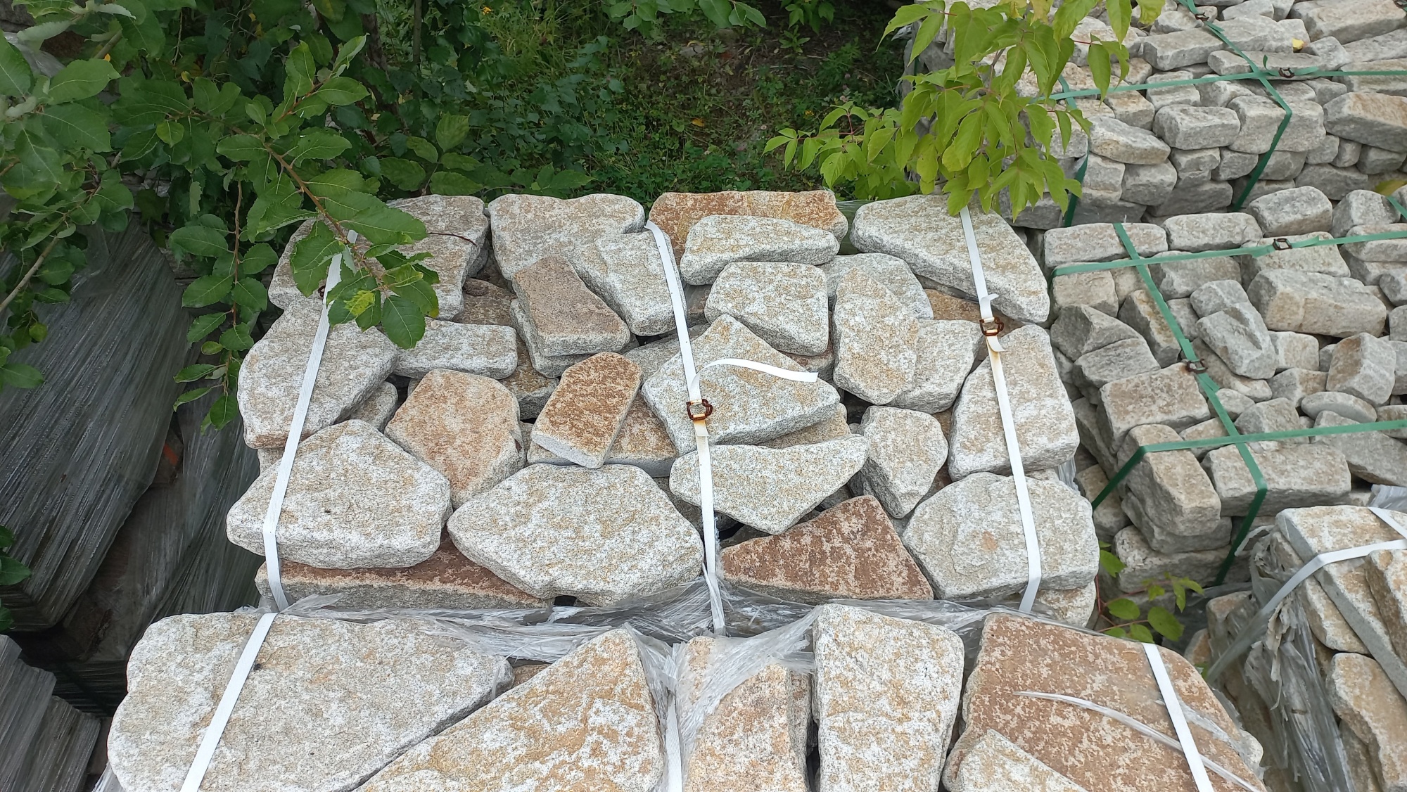 Гранитный плитняк галтованный для мощения купить в Миассе