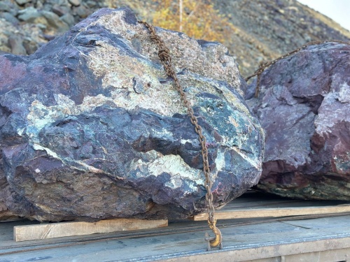 Огромные красно-фиолетовые валуны для ландшафтного дизайна весом более 5 тонн купить в Миассе