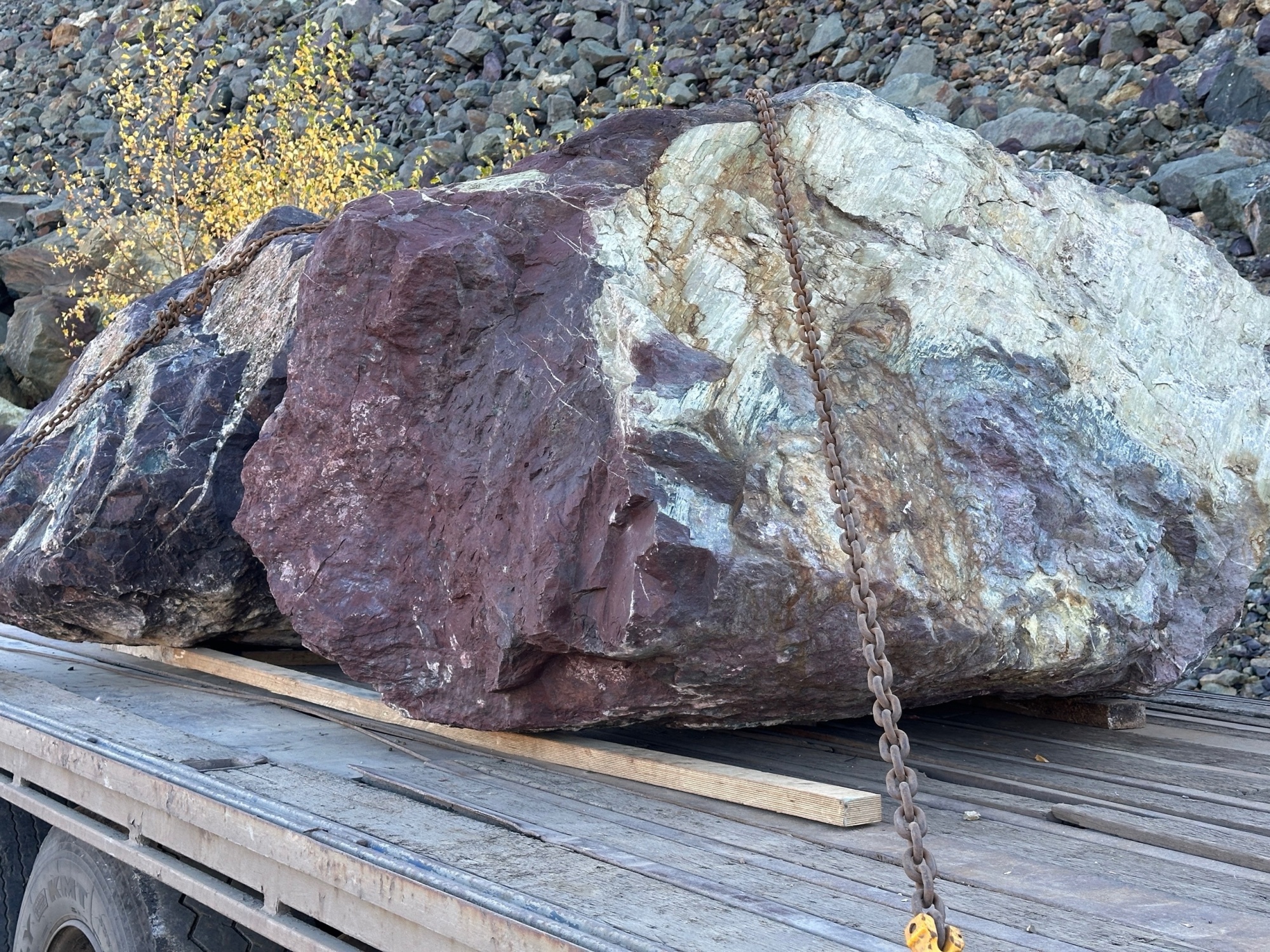 Огромные красно-фиолетовые валуны для ландшафтного дизайна весом более 5 тонн купить в Миассе