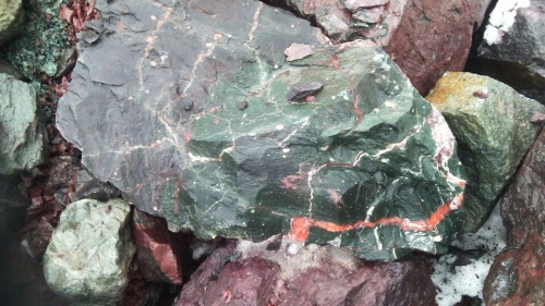 Гигантские зелёные валуны для ландшафтного дизайна весом более 5 тонн купить в Миассе