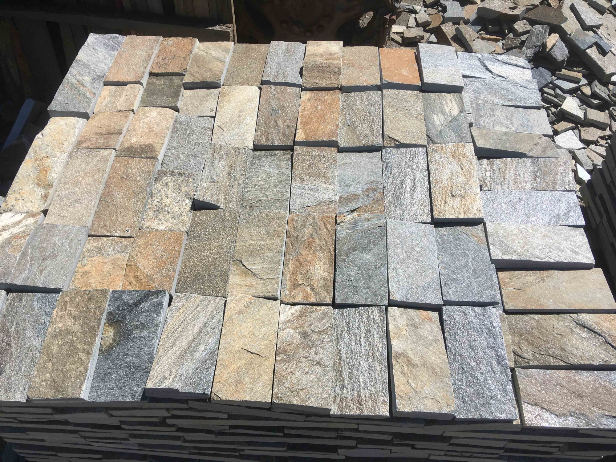 Плитка пилёная златолит Уральский для цоколя, отмостки купить в Миассе