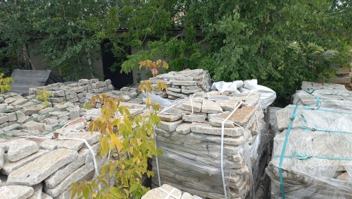 Плитняк галтованный гранитный для ландшафтного дизайна купить в Миассе