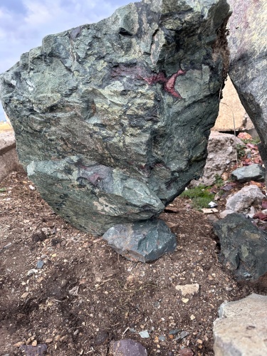 Гигантские зелёные валуны для ландшафтного дизайна весом более 5 тонн купить в Миассе