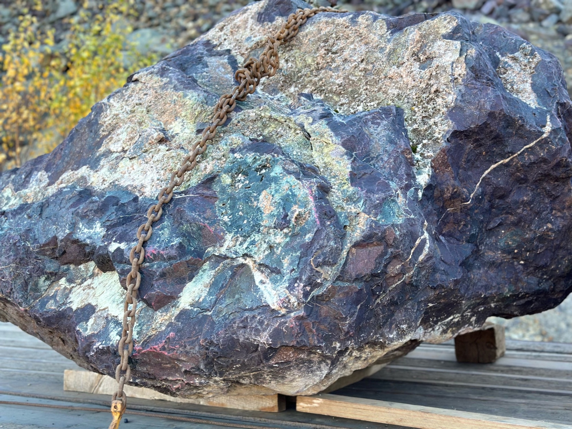 Огромные красно-фиолетовые валуны для ландшафтного дизайна весом более 5 тонн купить в Миассе