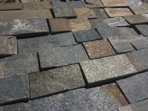 Плитка пилёная златолит Уральский для цоколя, отмостки купить в Миассе