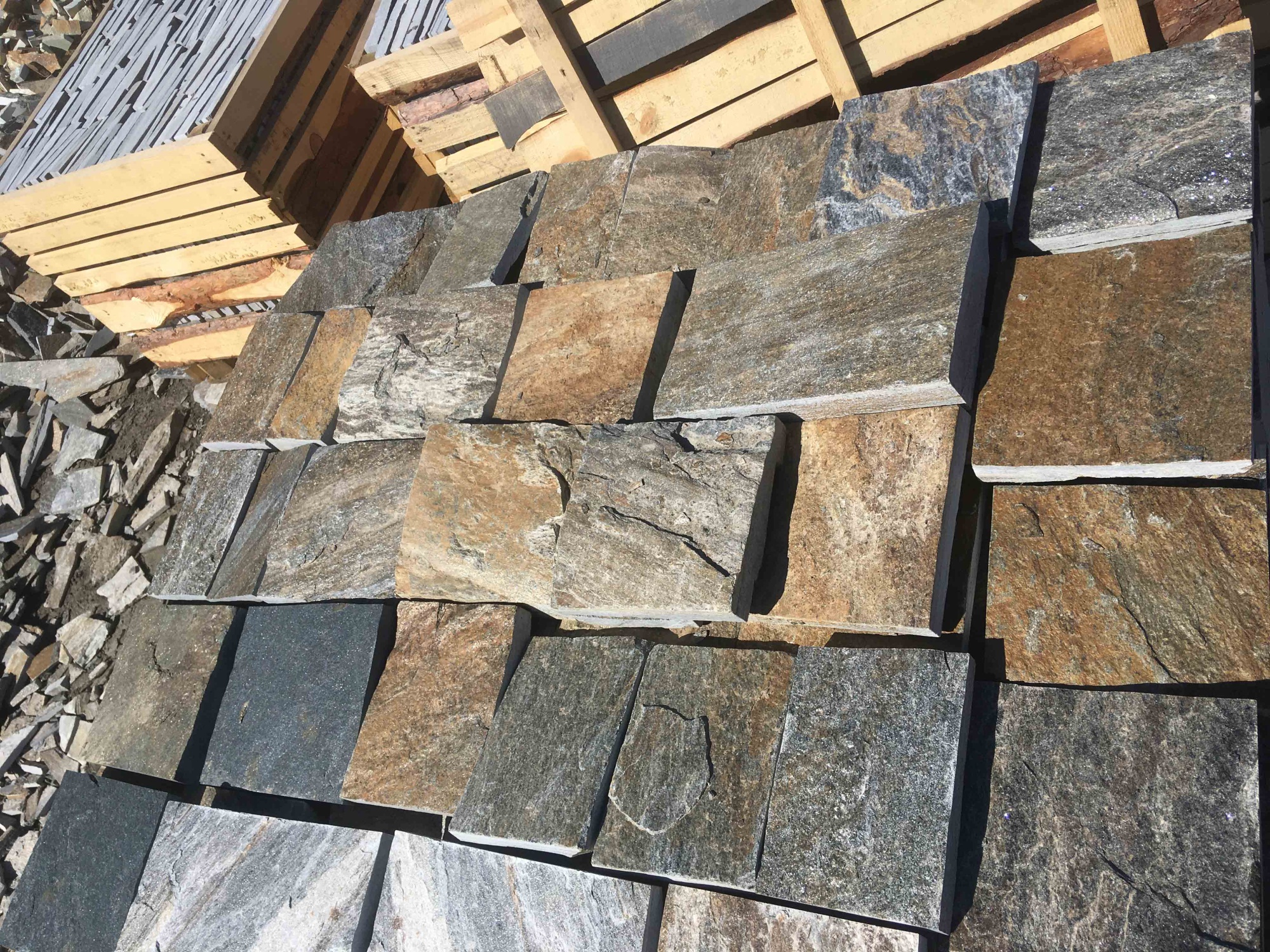 Плитка пилёная златолит Уральский для цоколя, отмостки купить в Миассе