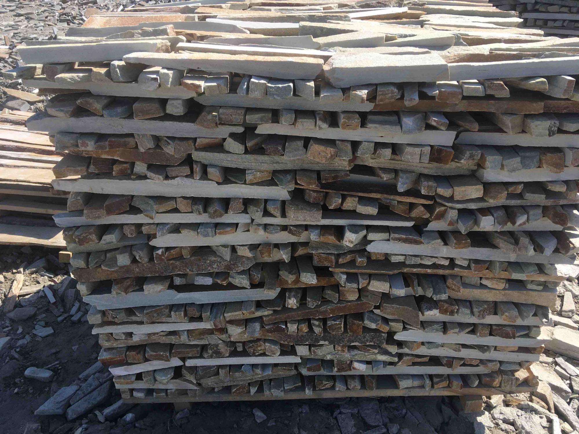 Горбушка златолит золотистый для облицовки купить в Миассе