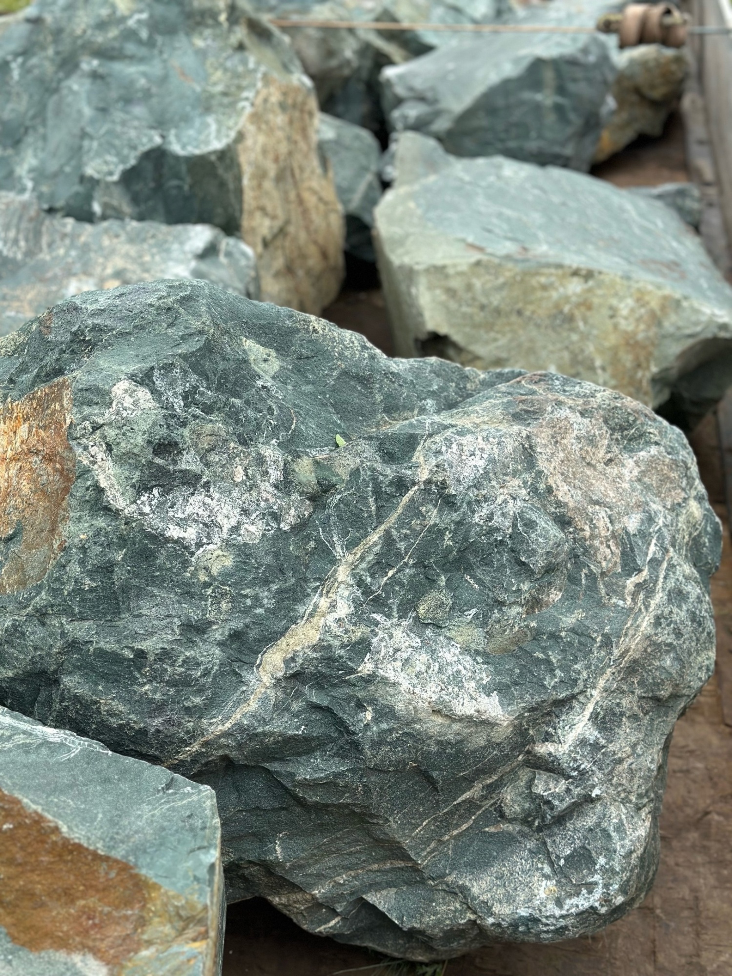 Камни для ландшафтного дизайна зелёные 10-60 килограмм купить в Миассе