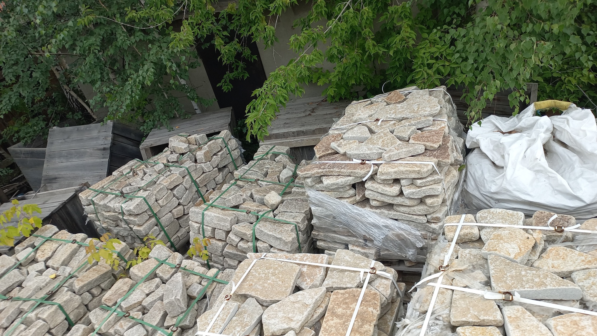 Плитняк гранитный галтованный купить в Миассе