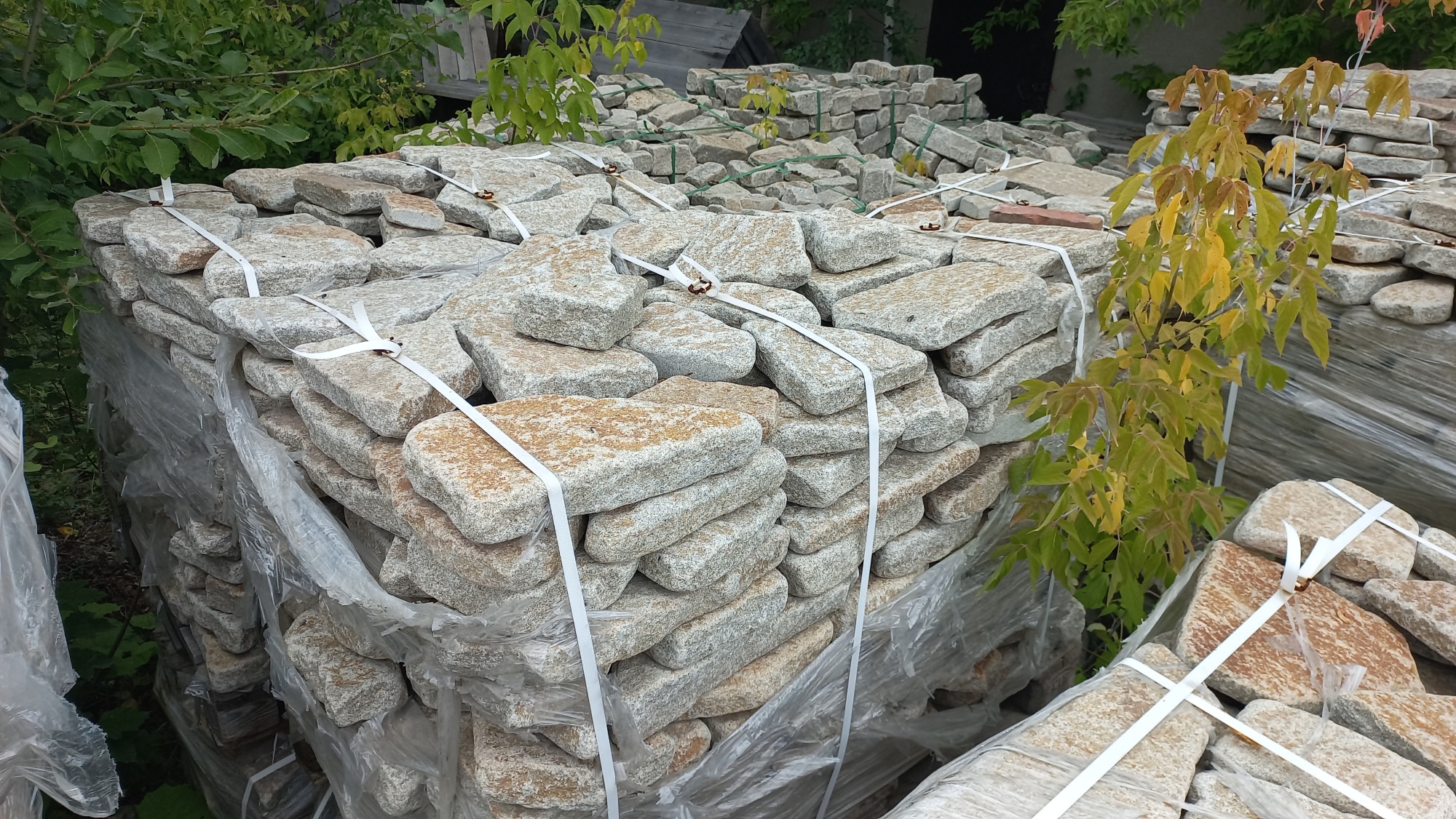 Гранитный плитняк галтованный для мощения купить в Миассе