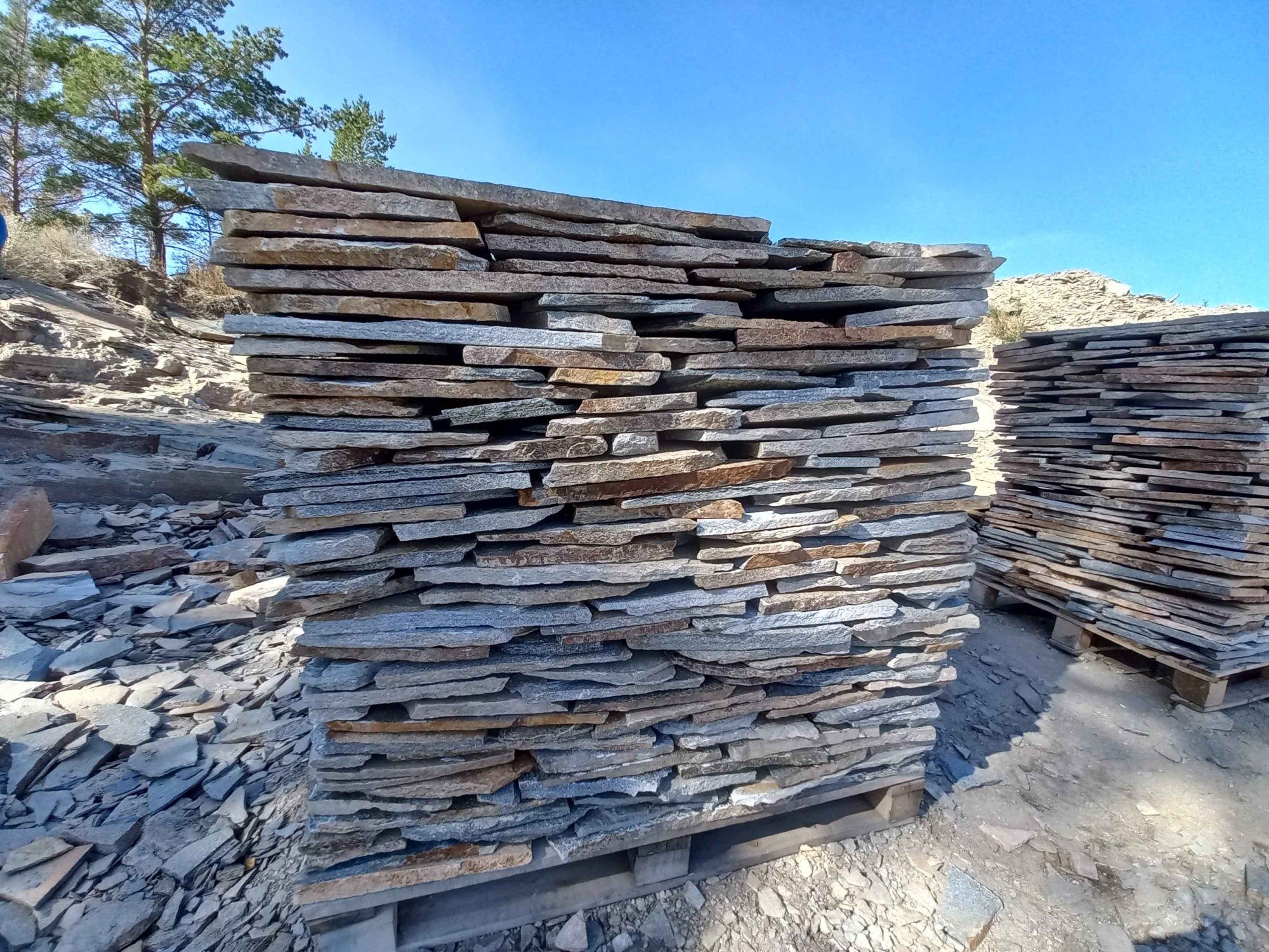 Плитняк златолит серебристый для фасада купить в Миассе