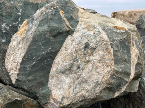 Гигантские зелёные валуны для ландшафтного дизайна весом более 5 тонн купить в Миассе