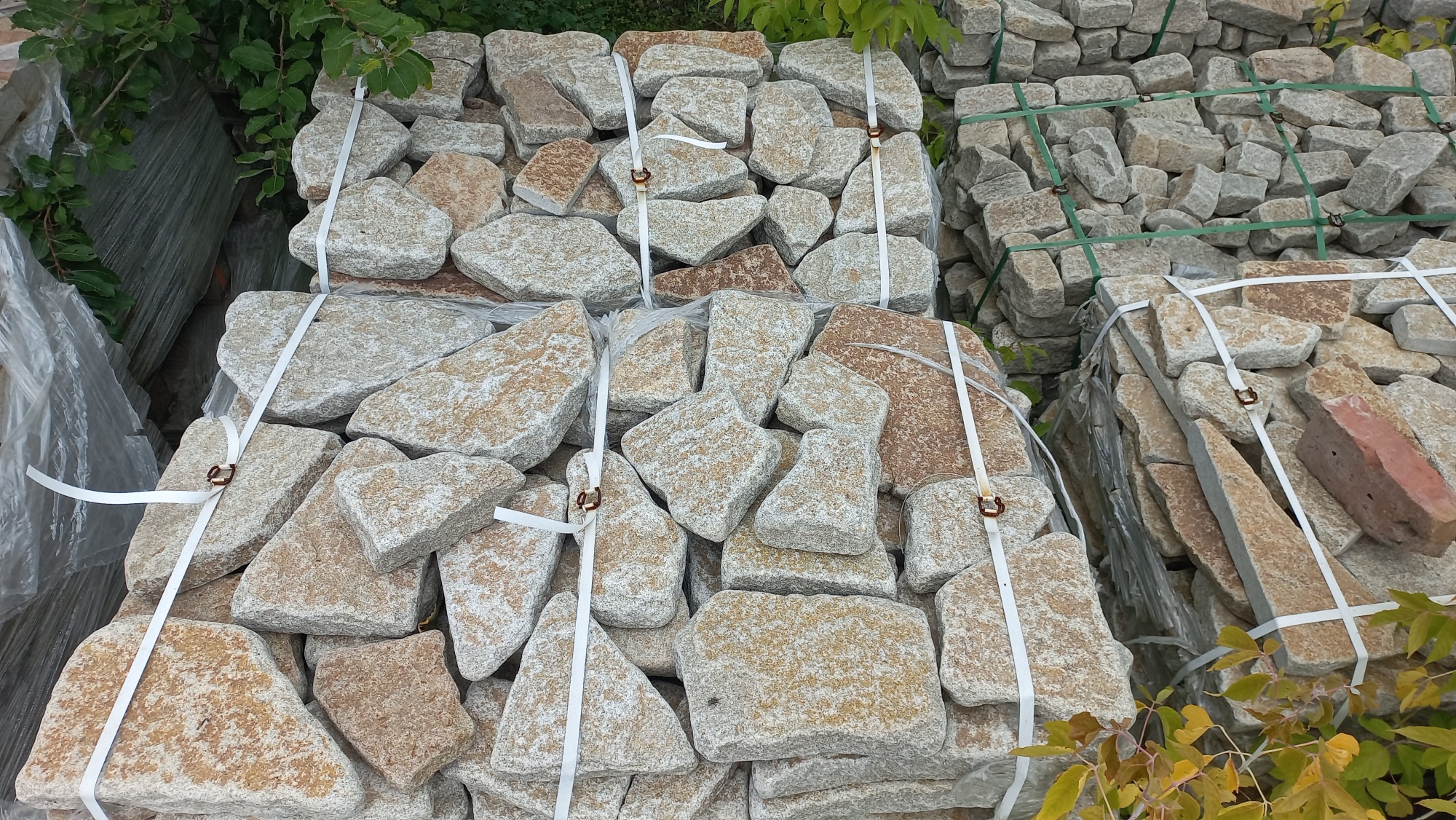 Гранитный плитняк галтованный для мощения купить в Миассе