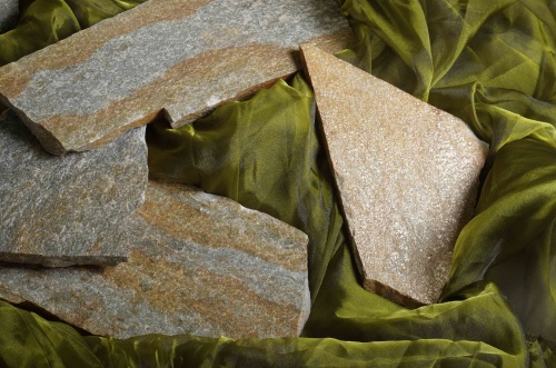 Плитняк златолит Уральский для цоколя, отмостки купить в Миассе